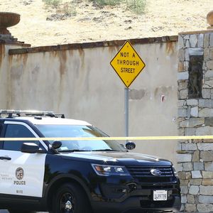 Vue arienne de la maison de Chris Brown accusé d'avoir menacé une femme avec une arme à feu à Los Angeles. Après une perquisition à son domicile et l'interrogation de nombreux témoins, il a été inculpé d'agression avec une arme à feu. L'ancienne reine de beauté Baylee Curran a raconté à TMZ qu'elle se trouvait au domicile du chanteur, dans la nuit de lundi à mardi. Selon elle, l'altercation a éclaté alors qu'elle admirait un bijou en diamant exposé par un ami du chanteur. Ce dernier aurait alors braqué une arme sur elle, jure-t-elle, disant " Dégage de là ". Elle a ensuite couru chez un voisin avant d'appeler la police. Le 30 août 2016