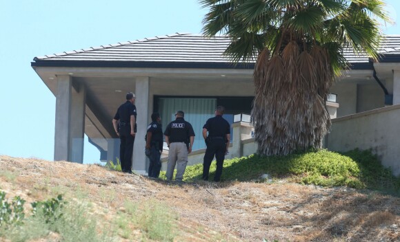 Vue arienne de la maison de Chris Brown accusé d'avoir menacé une femme avec une arme à feu à Los Angeles. Après une perquisition à son domicile et l'interrogation de nombreux témoins, il a été inculpé d'agression avec une arme à feu. L'ancienne reine de beauté Baylee Curran a raconté à TMZ qu'elle se trouvait au domicile du chanteur, dans la nuit de lundi à mardi. Selon elle, l'altercation a éclaté alors qu'elle admirait un bijou en diamant exposé par un ami du chanteur. Ce dernier aurait alors braqué une arme sur elle, jure-t-elle, disant " Dégage de là ". Elle a ensuite couru chez un voisin avant d'appeler la police. Le 30 août 2016
