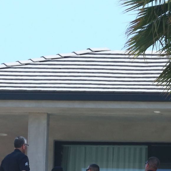 Vue arienne de la maison de Chris Brown accusé d'avoir menacé une femme avec une arme à feu à Los Angeles. Après une perquisition à son domicile et l'interrogation de nombreux témoins, il a été inculpé d'agression avec une arme à feu. L'ancienne reine de beauté Baylee Curran a raconté à TMZ qu'elle se trouvait au domicile du chanteur, dans la nuit de lundi à mardi. Selon elle, l'altercation a éclaté alors qu'elle admirait un bijou en diamant exposé par un ami du chanteur. Ce dernier aurait alors braqué une arme sur elle, jure-t-elle, disant " Dégage de là ". Elle a ensuite couru chez un voisin avant d'appeler la police. Le 30 août 2016