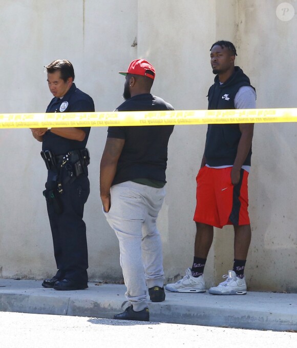 Vue arienne de la maison de Chris Brown accusé d'avoir menacé une femme avec une arme à feu à Los Angeles. Après une perquisition à son domicile et l'interrogation de nombreux témoins, il a été inculpé d'agression avec une arme à feu. L'ancienne reine de beauté Baylee Curran a raconté à TMZ qu'elle se trouvait au domicile du chanteur, dans la nuit de lundi à mardi. Selon elle, l'altercation a éclaté alors qu'elle admirait un bijou en diamant exposé par un ami du chanteur. Ce dernier aurait alors braqué une arme sur elle, jure-t-elle, disant " Dégage de là ". Elle a ensuite couru chez un voisin avant d'appeler la police. Le 30 août 2016