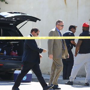 Vue arienne de la maison de Chris Brown accusé d'avoir menacé une femme avec une arme à feu à Los Angeles. Après une perquisition à son domicile et l'interrogation de nombreux témoins, il a été inculpé d'agression avec une arme à feu. L'ancienne reine de beauté Baylee Curran a raconté à TMZ qu'elle se trouvait au domicile du chanteur, dans la nuit de lundi à mardi. Selon elle, l'altercation a éclaté alors qu'elle admirait un bijou en diamant exposé par un ami du chanteur. Ce dernier aurait alors braqué une arme sur elle, jure-t-elle, disant " Dégage de là ". Elle a ensuite couru chez un voisin avant d'appeler la police. Le 30 août 2016