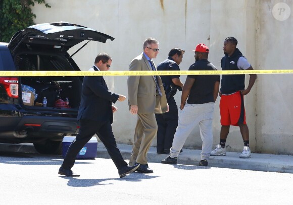 Vue arienne de la maison de Chris Brown accusé d'avoir menacé une femme avec une arme à feu à Los Angeles. Après une perquisition à son domicile et l'interrogation de nombreux témoins, il a été inculpé d'agression avec une arme à feu. L'ancienne reine de beauté Baylee Curran a raconté à TMZ qu'elle se trouvait au domicile du chanteur, dans la nuit de lundi à mardi. Selon elle, l'altercation a éclaté alors qu'elle admirait un bijou en diamant exposé par un ami du chanteur. Ce dernier aurait alors braqué une arme sur elle, jure-t-elle, disant " Dégage de là ". Elle a ensuite couru chez un voisin avant d'appeler la police. Le 30 août 2016