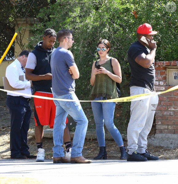 Vue arienne de la maison de Chris Brown accusé d'avoir menacé une femme avec une arme à feu à Los Angeles. Après une perquisition à son domicile et l'interrogation de nombreux témoins, il a été inculpé d'agression avec une arme à feu. L'ancienne reine de beauté Baylee Curran a raconté à TMZ qu'elle se trouvait au domicile du chanteur, dans la nuit de lundi à mardi. Selon elle, l'altercation a éclaté alors qu'elle admirait un bijou en diamant exposé par un ami du chanteur. Ce dernier aurait alors braqué une arme sur elle, jure-t-elle, disant " Dégage de là ". Elle a ensuite couru chez un voisin avant d'appeler la police. Le 30 août 2016