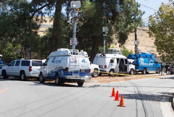 Vue arienne de la maison de Chris Brown accusé d'avoir menacé une femme avec une arme à feu à Los Angeles. Après une perquisition à son domicile et l'interrogation de nombreux témoins, il a été inculpé d'agression avec une arme à feu. L'ancienne reine de beauté Baylee Curran a raconté à TMZ qu'elle se trouvait au domicile du chanteur, dans la nuit de lundi à mardi. Selon elle, l'altercation a éclaté alors qu'elle admirait un bijou en diamant exposé par un ami du chanteur. Ce dernier aurait alors braqué une arme sur elle, jure-t-elle, disant " Dégage de là ". Elle a ensuite couru chez un voisin avant d'appeler la police. Le 30 août 2016