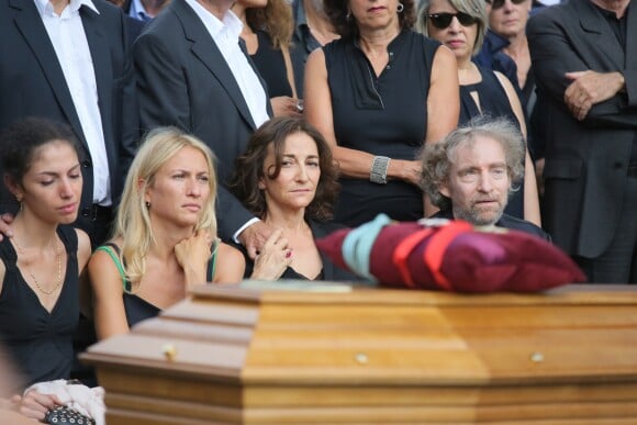 Nathalie Rykiel (fille de Sonia Rykiel) ses filles Lola, Tatiana et Salomé Burstein, son frère Jean-Philippe Rykiel (fils de Sonia Rykiel)et Simon Burstein lors des obsèques de Sonia Rykiel au cimetière de Montparnasse à Paris, le 1er septembre 2016.
