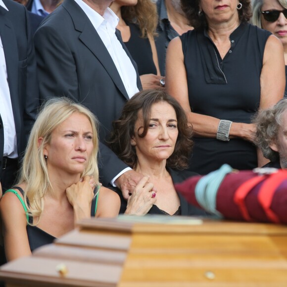 Nathalie Rykiel (fille de Sonia Rykiel) ses filles Lola, Tatiana et Salomé Burstein, son frère Jean-Philippe Rykiel (fils de Sonia Rykiel)et Simon Burstein lors des obsèques de Sonia Rykiel au cimetière de Montparnasse à Paris, le 1er septembre 2016.
