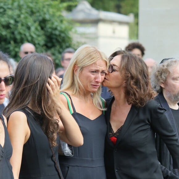 Nathalie Rykiel (fille de Sonia Rykiel) ses filles Lola, Tatiana et Salomé Burstein lors des obsèques de Sonia Rykiel au cimetière de Montparnasse à Paris, le 1er septembre 2016.