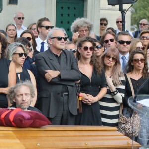 Nathalie Rykiel (fille de Sonia Rykiel) ses filles Lola, Tatiana et Salomé Burstein, son frère Jean-Philippe Rykiel (fils de Sonia Rykiel) et Simon Burstein lors des obsèques de Sonia Rykiel au cimetière de Montparnasse à Paris, le 1er septembre 2016.