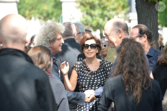 Elie Chouraqui et Ruth Elkrief lors des obsèques de Sonia Rykiel au cimetière de Montparnasse à Paris, le 1er septembre 2016.
