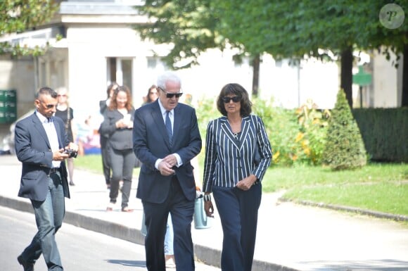 Lionel Jospin et sa femme Sylviane Agacinski lors des obsèques de Sonia Rykiel au cimetière de Montparnasse à Paris, le 1er septembre 2016.