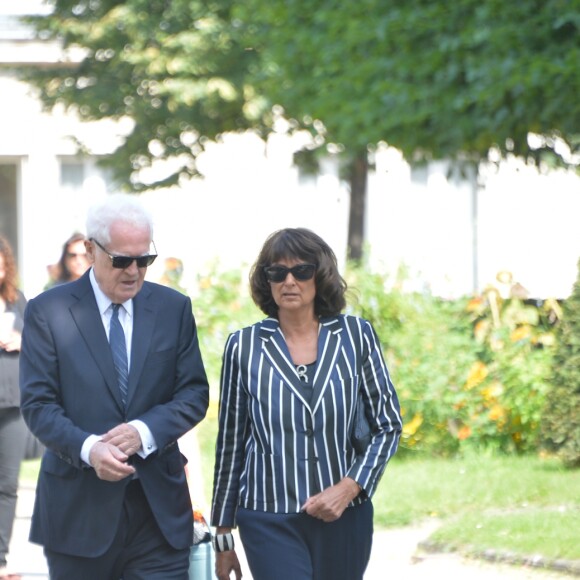 Lionel Jospin et sa femme Sylviane Agacinski lors des obsèques de Sonia Rykiel au cimetière de Montparnasse à Paris, le 1er septembre 2016.