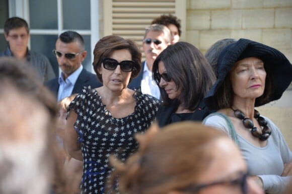Ruth Elkrief et Anne Hidalgo lors des obsèques de Sonia Rykiel au cimetière de Montparnasse à Paris, le 1er septembre 2016.