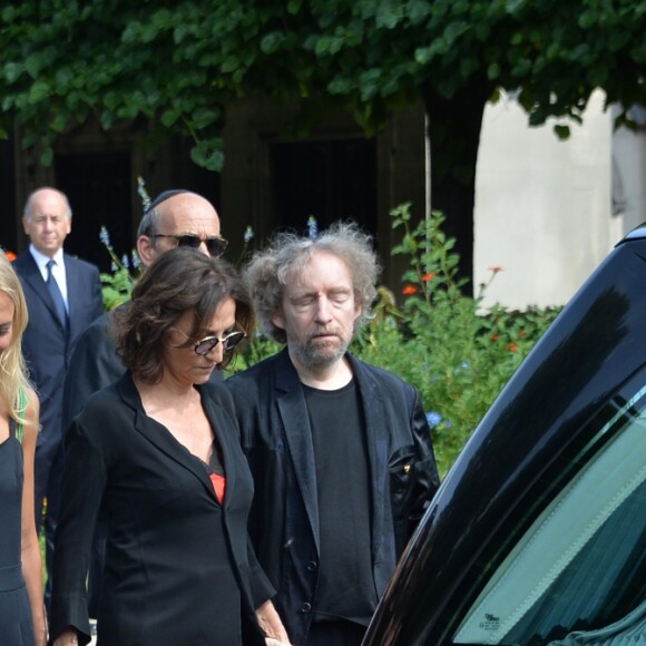 Nathalie Rykiel (fille de Sonia Rykiel) ses filles Lola, Tatiana et Salomé Burstein, son frère Jean-Philippe Rykiel lors des obsèques de Sonia Rykiel au cimetière de Montparnasse à Paris, le 1er septembre 2016.