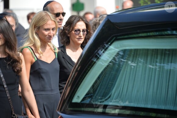 Nathalie Rykiel (fille de Sonia Rykiel) et sa fille Lola lors des obsèques de Sonia Rykiel au cimetière de Montparnasse à Paris, le 1er septembre 2016. 
