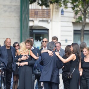 Nathalie Rykiel (fille de Sonia Rykiel) ses filles Lola, Tatiana et Salomé Burstein, son frère Jean-Philippe Rykiel lors des obsèques de Sonia Rykiel au cimetière de Montparnasse à Paris, le 1er septembre 2016.