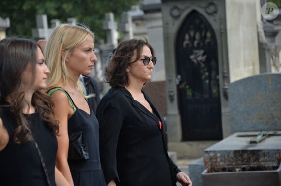 Nathalie Rykiel (fille de Sonia Rykiel), sa fille Lola Burstein lors des obsèques de Sonia Rykiel au cimetière de Montparnasse à Paris, le 1er septembre 2016.