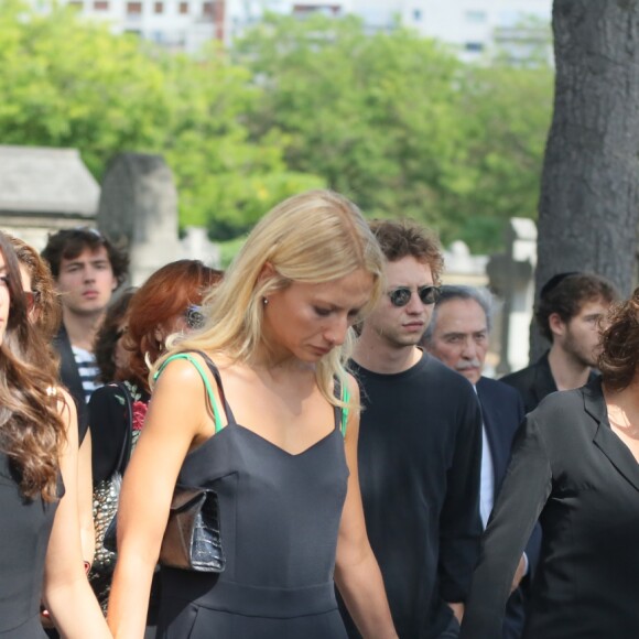 Nathalie Rykiel (fille de Sonia Rykiel) ses filles Lola, Tatiana et Salomé Burstein, son frère Jean-Philippe Rykiel  lors des Obsèques de Sonia Rykiel au cimetière de Montparnasse à Paris, le 1er septembre 2016.