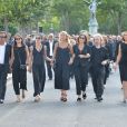 Nathalie Rykiel (fille de Sonia Rykiel) ses filles Lola, Tatiana et Salomé Burstein, son frère Jean-Philippe Rykiel (fils de Sonia Rykiel) et Simon Burstein  lors des Obsèques de Sonia Rykiel au cimetière de Montparnasse à Paris, le 1er septembre 2016.