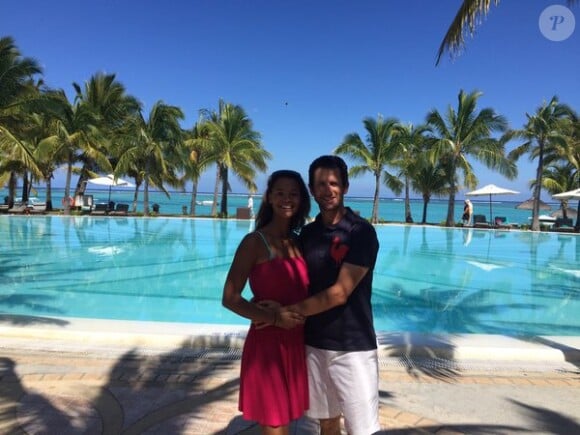 Grégory Bourdy et sa compagne Annabelle Savignan en vacances sur l'Île Maurice en décembre 2015, photo Twitter. Le couple a prévu de célébrer son mariage en septembre 2016.