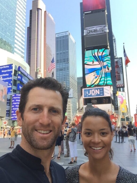 Grégory Bourdy et sa compagne Annabelle Savignan sur Times Square à New York en juin 2016, photo Twitter. Le couple a prévu de célébrer son mariage en septembre 2016.
