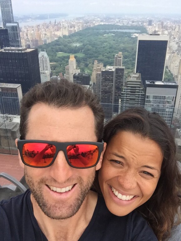 Grégory Bourdy et sa compagne Annabelle Savignan en haut du Rockefeller Center à New York en août 2016, photo Twitter. Le couple a prévu de célébrer son mariage en septembre 2016.