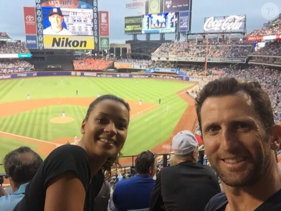 Grégory Bourdy et sa compagne Annabelle Savignan devant un match de baseball à New York en août 2016, photo Twitter. Le couple a prévu de célébrer son mariage en septembre 2016.