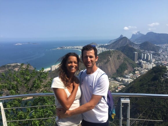 Grégory Bourdy et sa compagne Annabelle Savignan en haut du pain de sucre à Rio de Janeiro en août 2016, photo Twitter. Le couple a prévu de célébrer son mariage en septembre 2016.