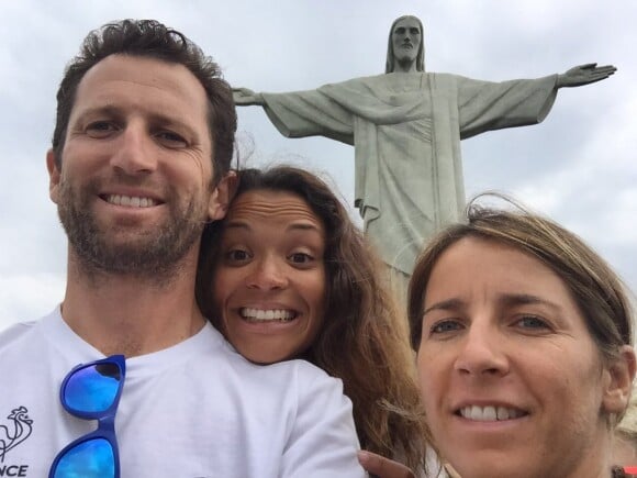 Grégory Bourdy et sa compagne Annabelle Savignan posant devant le Corcovado à Rio de Janeiro en août 2016 en marge des JO, photo Twitter. Le couple a prévu de célébrer son mariage en septembre 2016.