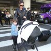 Nick et Vanessa Lachey arrivent à l'aéroport de LAX avec leur enfants Camden John Lachey et Brooklyn Elisabeth Lachey à Los Angeles, le 1er novembre 2015