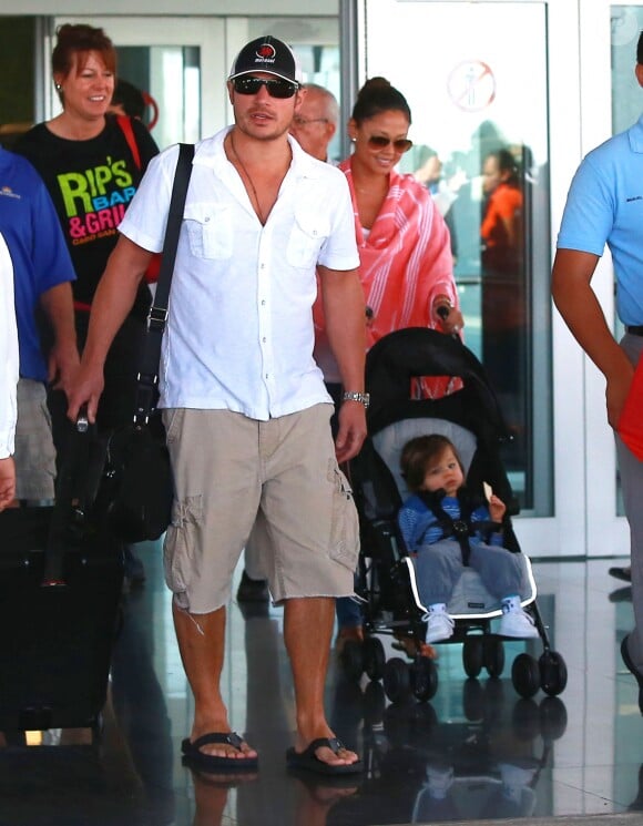 Exclusif - Nick Lachey, Vanessa Minnillo et leur fils Camden arrivent a Cabo San Lucas au Mexique le 29 decembre 2013.