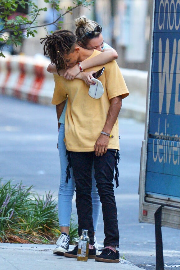 Exclusif - Jaden Smith et sa petite amie Sarah Snyder très amoureux dans les rues de New York. Le couple s'embrasse et se câline sans retenue! Le 30 août 2016