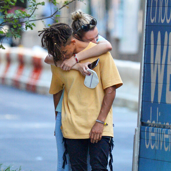 Exclusif - Jaden Smith et sa petite amie Sarah Snyder très amoureux dans les rues de New York. Le couple s'embrasse et se câline sans retenue! Le 30 août 2016