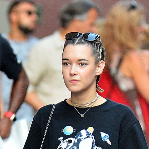 Exclusif - Jaden Smith et sa petite amie Sarah Snyder se promènent main dans la main dans le quartier de Soho à New York. Le couple porte les mêmes sweatshirts. Le 27 août 2016