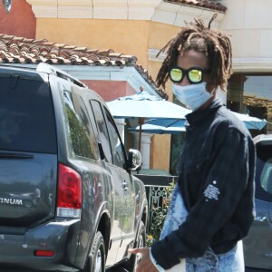 Jaden Smith porte un masque chirurgical pour aller déjeuner avec son ex petite amie Kylie Jenner et des amis au Pain Quotidien à Calabasas, le 24 avril 2016