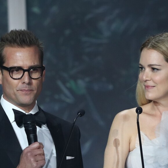 Gabriel Macht et Jacinda Barrett lors de la vente aux enchères de la soirée amfAR Gala Cannes 2018 à l'hôtel du Cap-Eden-Roc, pendant le 71ème Festival International du Film de Cannes, à Antibes, France, le 17 mai 2018. © Cyril Moreau/Bestimage  Celebs during the amfAR Gala Cannes 2018 at Hotel du Cap-Eden-Roc inAntibes, France, on May 17, 2018.17/05/2018 - Antibes