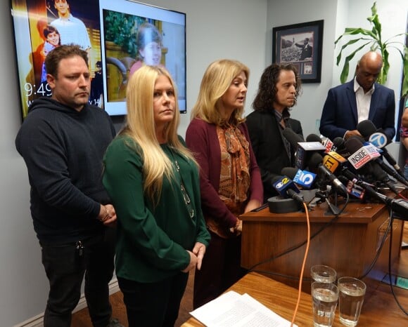 Alexander Polinsky et Nicole Eggert lors d'une conférence de presse faisant de nouvelles allégations d'agression sexuelle contre Scott Baio à Los Angeles le 14 février 2018.  Los Angeles, CA - Charles in Charge actor Alexander Polinsky speaks at a press conference making new sexual misconduct allegations against his one-time co-star, Scott Baio. Alex was supported at the press conference held at his attorney Lisa Bloom, by actress Nicole Eggert, who has also made allegations against Scott. Both read statements as did their attorney, Lisa Bloom.14/02/2018 - Los Angeles