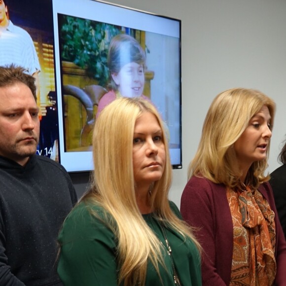 Alexander Polinsky et Nicole Eggert lors d'une conférence de presse faisant de nouvelles allégations d'agression sexuelle contre Scott Baio à Los Angeles le 14 février 2018.  Los Angeles, CA - Charles in Charge actor Alexander Polinsky speaks at a press conference making new sexual misconduct allegations against his one-time co-star, Scott Baio. Alex was supported at the press conference held at his attorney Lisa Bloom, by actress Nicole Eggert, who has also made allegations against Scott. Both read statements as did their attorney, Lisa Bloom.14/02/2018 - Los Angeles