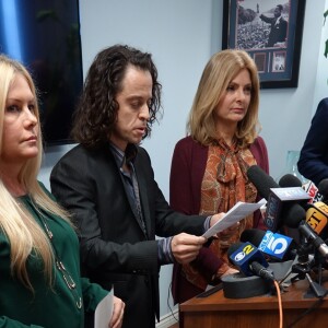 Alexander Polinsky et Nicole Eggert lors d'une conférence de presse faisant de nouvelles allégations d'agression sexuelle contre Scott Baio à Los Angeles le 14 février 2018.  Los Angeles, CA - Charles in Charge actor Alexander Polinsky speaks at a press conference making new sexual misconduct allegations against his one-time co-star, Scott Baio. Alex was supported at the press conference held at his attorney Lisa Bloom, by actress Nicole Eggert, who has also made allegations against Scott. Both read statements as did their attorney, Lisa Bloom.14/02/2018 - Los Angeles