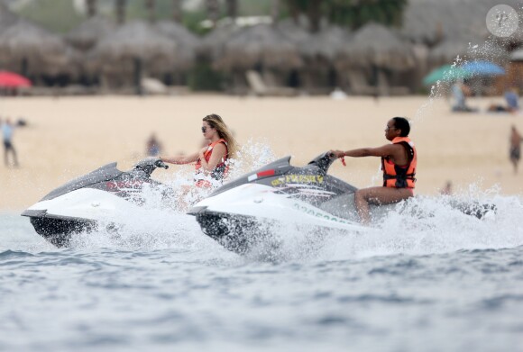 Exclusif - Prix Spécial - No Web No Blog - Khloe Kardashian en présence de son supposé nouveau compagnon star de la NBA Tristan Thompson font du jet ski à Cabo San Lucas le 3 septembre 2016.