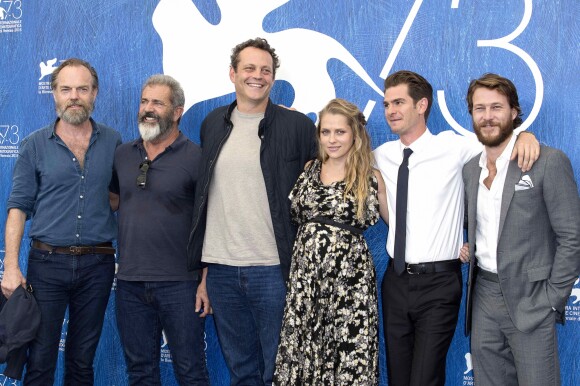 Hugo Weaving, Mel Gibson, Vince Vaughn, Teresa Palmer (enceinte), Andrew Garfield et Luke Bracey lors du photocall du film ''Hacksaw Ridge'' lors du 73e Festival du Film de Venise, la Mostra, le 4 septembre 2016.
