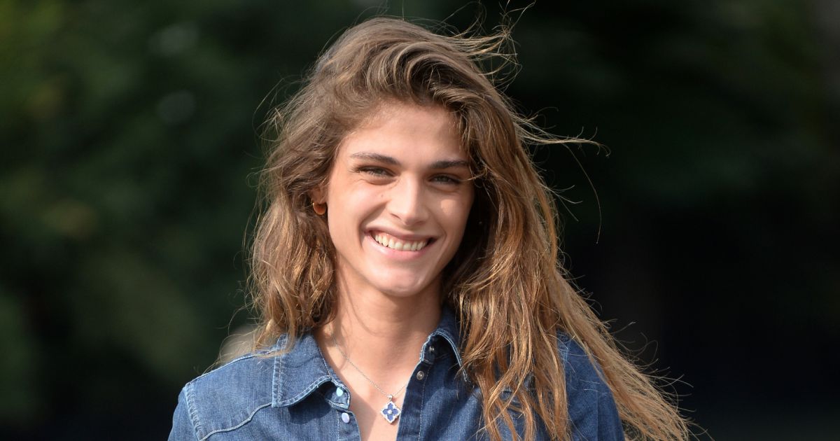 Elisa Sednaoui devant l'hôtel Excelsior lors du 73e Festival du Film de
