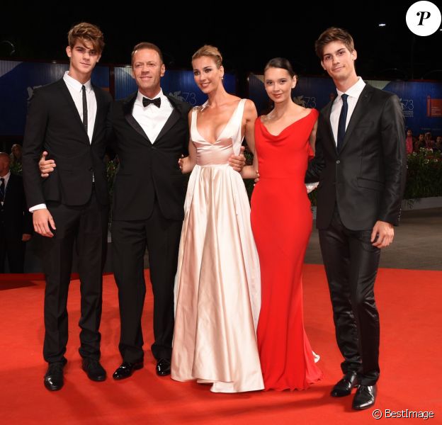 Rocco Siffredi entouré de sa femme Rosa Caracciolo, leurs fils Leonardo et Lorenzo Tano, Laura Medcalf - Tapis rouge du film "Rocco" lors du 73e Festival du Film de Venise, la Mostra. Le 5 septembre 2016