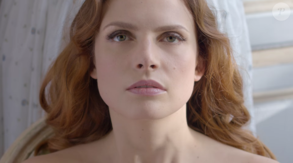 Elodie Frégé est la nouvelle égérie d'Aura Mirabilis de Roger & Gallet, septembre 2016. Capture d'écran de la campagne.