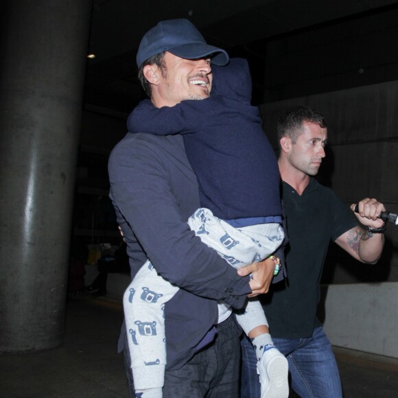 Orlando Bloom avec son fils Flynn et sa compagne Katy Perry arrivent à l'aéroport LAX de Los Angeles, Californie, Etats-Unis, le 9 août 2016.