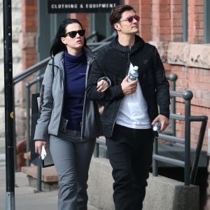 Exclusif - Prix spécial - Le couple Katy Perry et Orlando Bloom se promènent en amoureux dans les rues de Aspen. Les amoureux sont venus assister au mariage de leur amie la styliste Jamie Schneider. Le 8 avril 2016