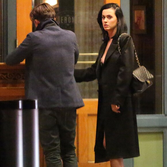 Exclusif - Le couple Katy Perry et Orlando Bloom arrivent à leur hôtel ‘Jerome' à Aspen dans le Colorado pour assister au mariage de leur amie la styliste Jamie Schneider. Katie se met des gouttes pour les yeux pour se protéger du froid sec de la montagne! Le 8 avril 2016