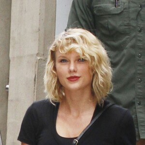 Taylor Swift se promène, accompagnée de ses gardes du corps, dans les rues de New York, le 7 septembre 2016