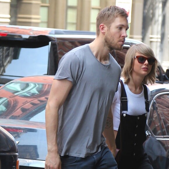 Taylor Swift et son petit-ami Calvin Harris sortent d'un restaurant à New York, le 28 mai 2015.