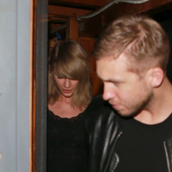 Taylor Swift et le DJ Calvin Harris confirment leur relation amoureuse en sortant main dans la main du club Troubadour à West Hollywood. Le 2 avril 2015