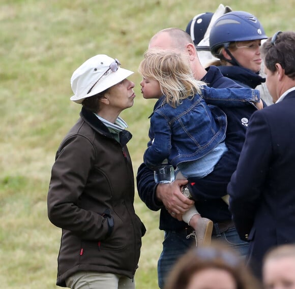 La princesse Anne avec son gendre Mike Tindall et sa petite-fille Mia Tindall le 19 juin 2016 au Beaufort Polo Club à Tetbury.